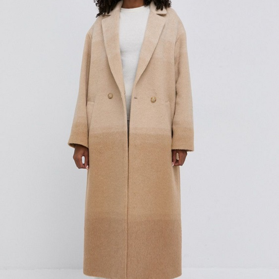 Palton Twinset în degrade, de lungime trei sferturi și croială lejeră. Dispune de buzunare oblice. 