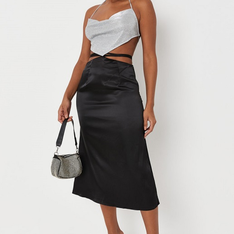 Fustă midi de satin negru, având ca detalii atașate șnururi pentru prindere în talie. Este perfectă pentru un look chic elegant.