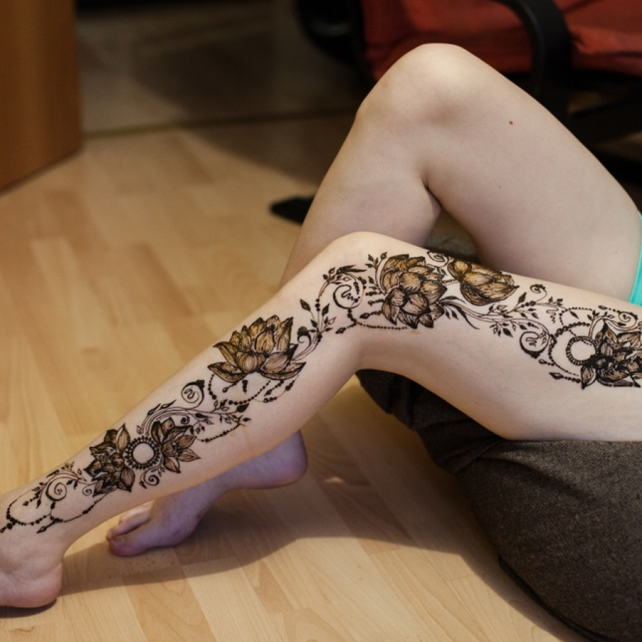 Model decorativ arabic dispus de-a lungul piciorului 