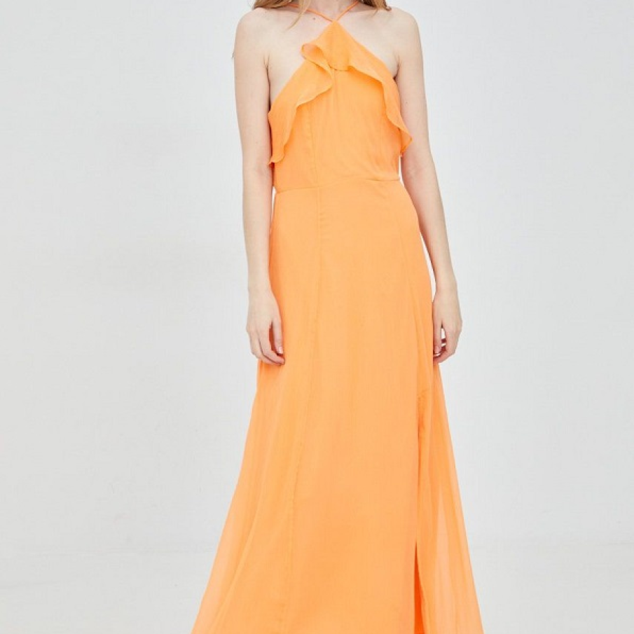 Rochie oranj maxi de la Vero Modă, cu volane decorative în dreptul decolteului și șliț pe un picior. 