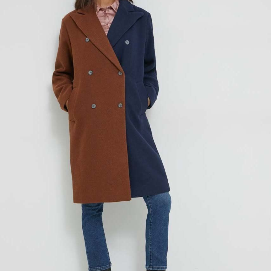 Palton Noisy May confecționat din stofă în nouă nuanțe diferite: maro și bleumarin. Are două rânduri de nasturi, căptușeală și clapete clasice. 