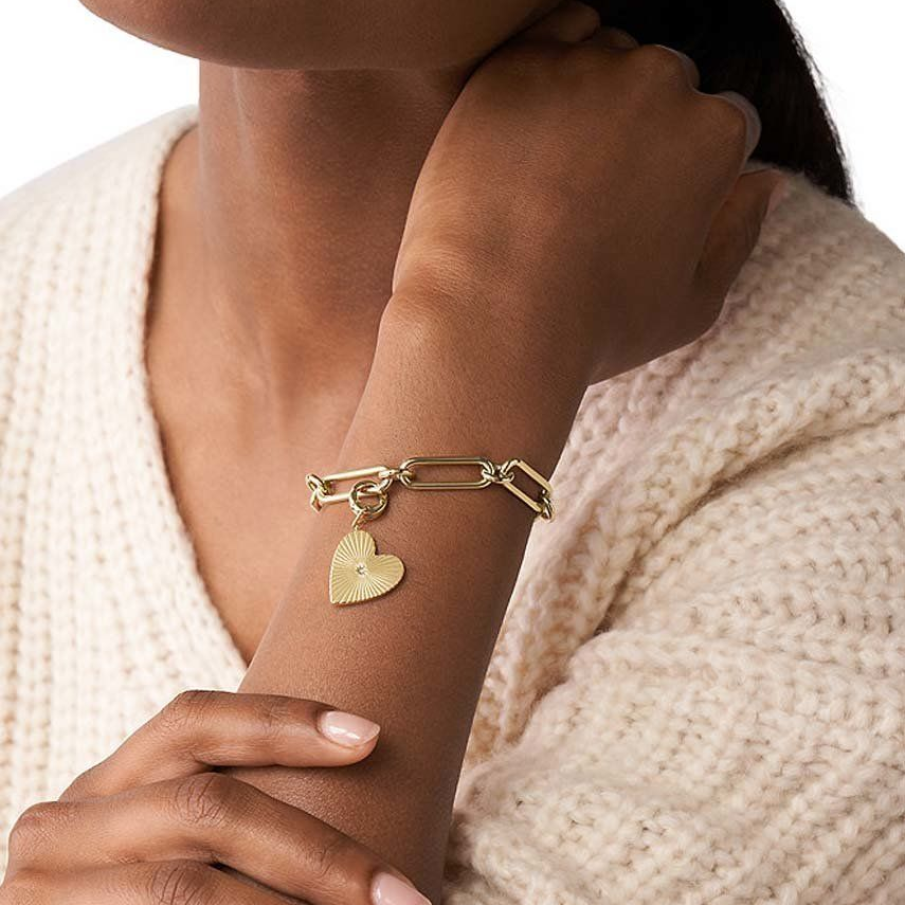 Insignă aurie din colecția Fossil, din 100% Oțel inoxidabil, de mare efect, pe care o poți atașa oricând accesoriilor și bijuteriilor tale precum această brățară