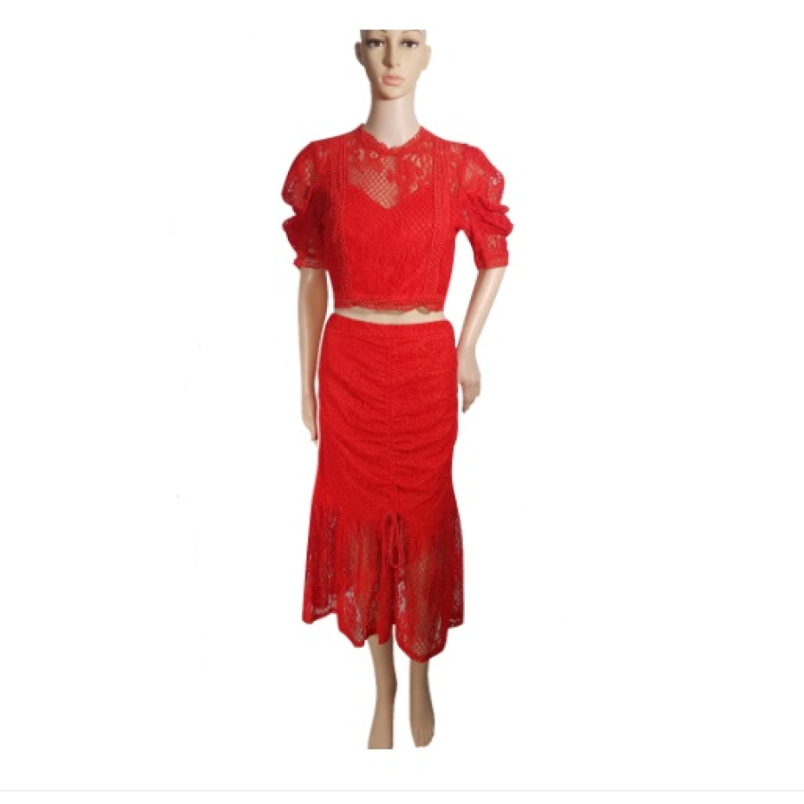 Lady in red: Compleu roșu senzual, din dantelă, format din fustă și bluză elegantă cropuită.