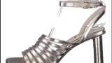 Sandale argintii s.Oliver , cu aspect metalizat, confecționate din piele ecologică. Au barete multiple și toc înalt 
