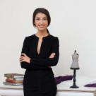 O tanara de 28 de ani face zeci de mii de euro din haine create la comanda  