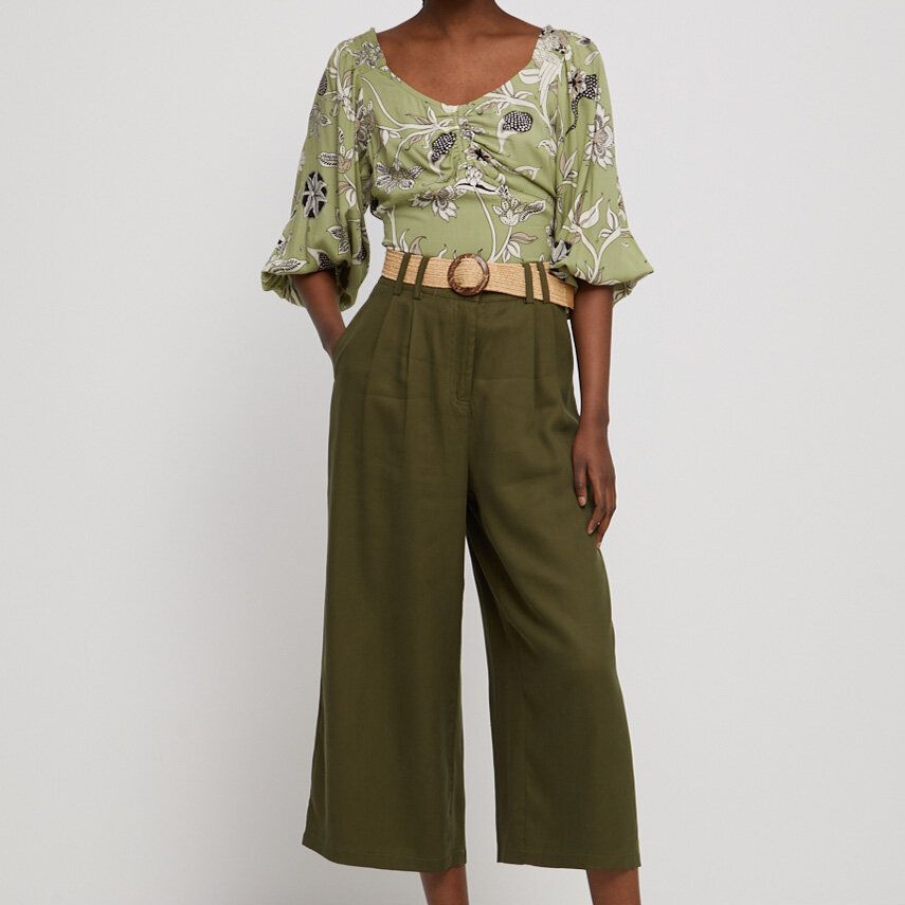 Bluză din colecția Medicine în nuanță de verde militar deschis, cu imprimeu vegetal alb negru 