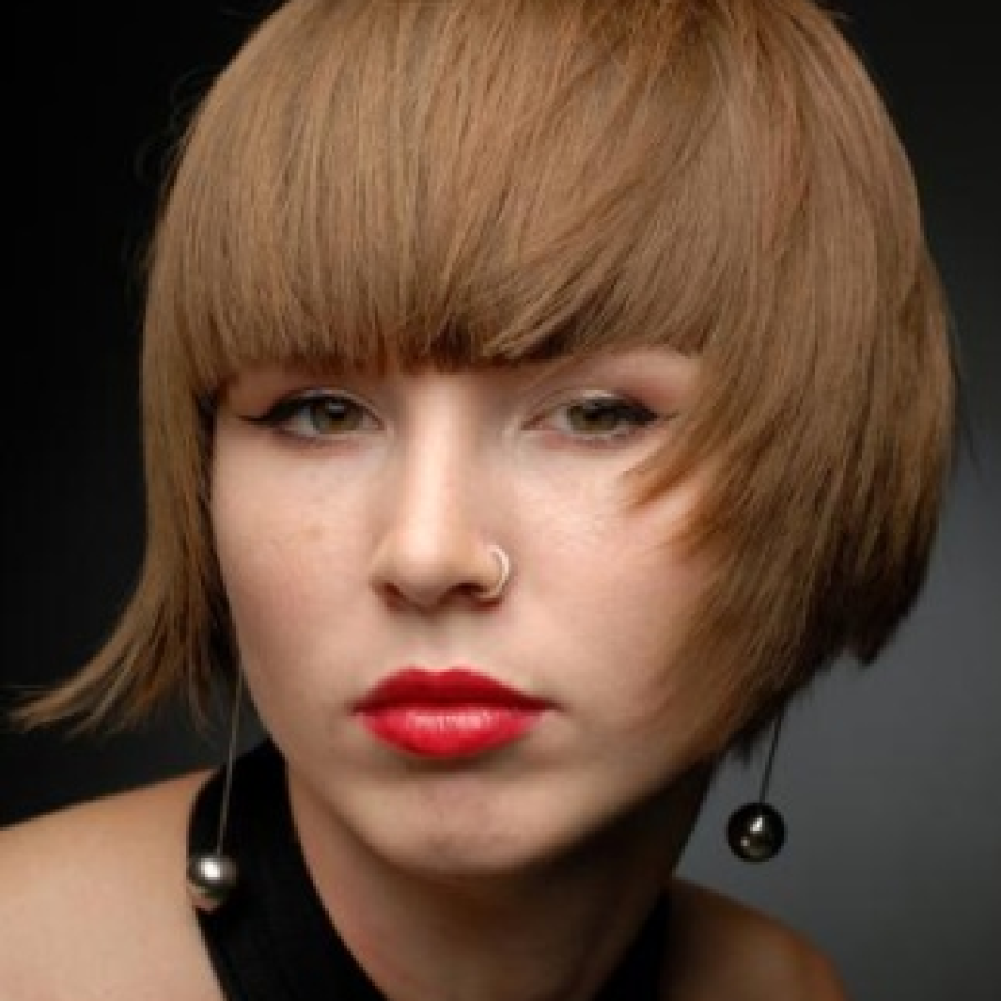 Tunsoare asimetrica cu breton drept 