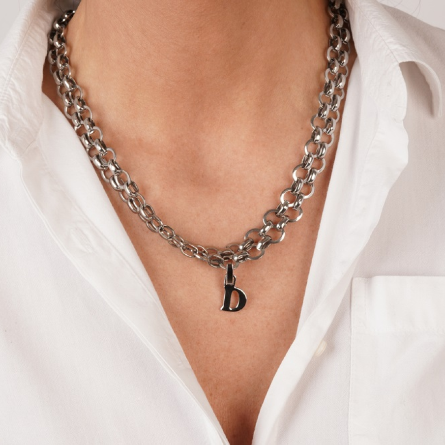 Lanț dublu cu inițială suspendată drept detaliu grafic