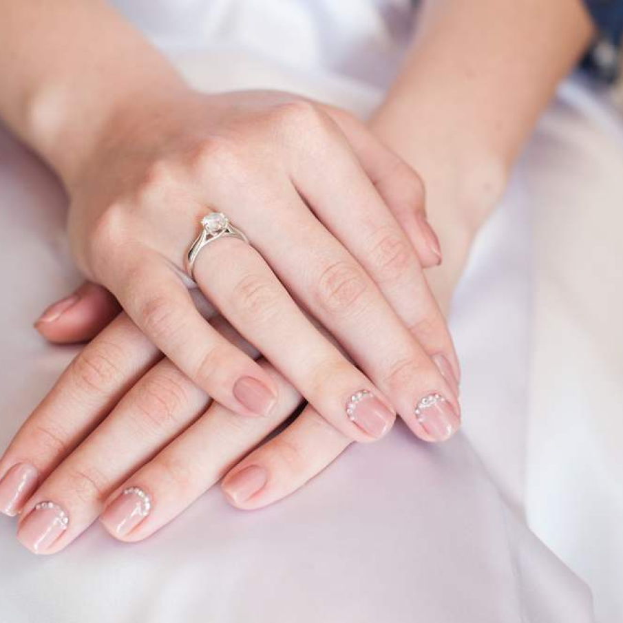 Manichiura naturala de mireasa 