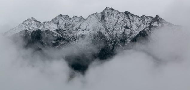 Muntii Carpati strabat tot teritoriul Romaniei.