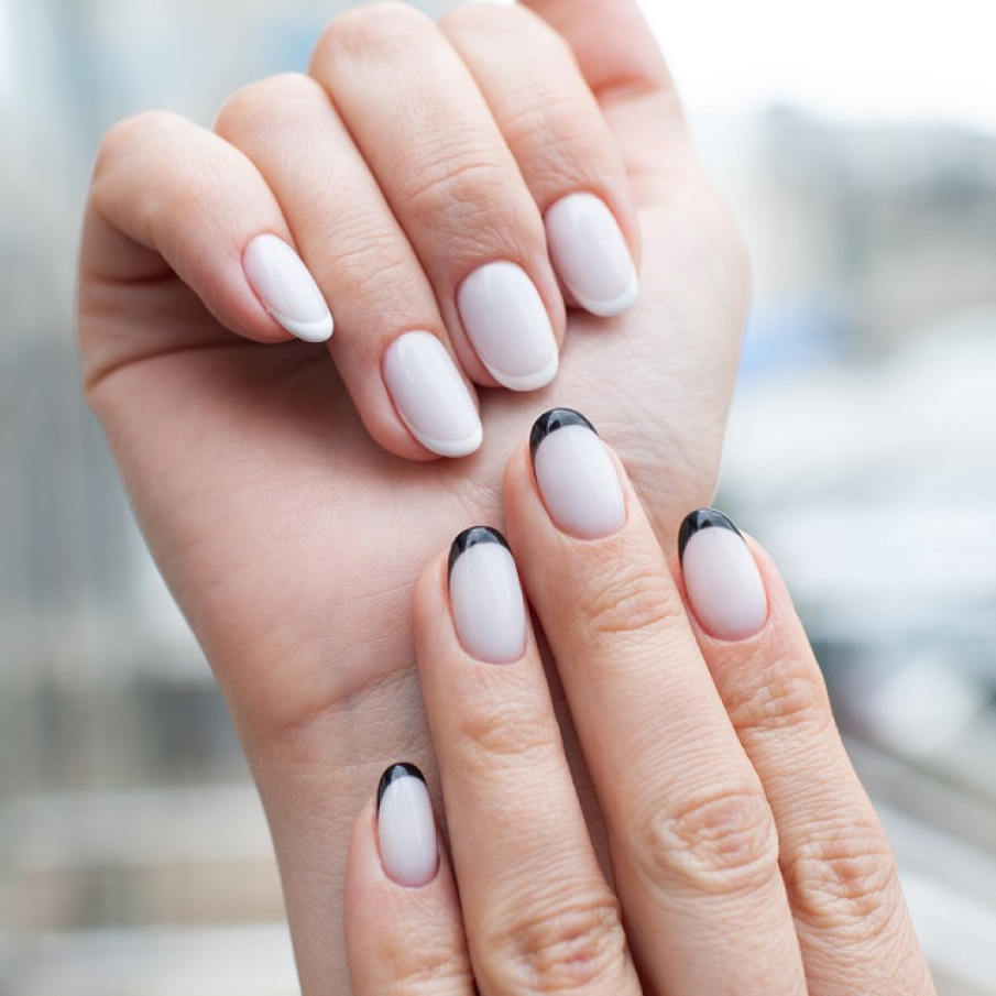Manichiură french reinterpretată, cu design minimalist diferit la cele două mâini. 