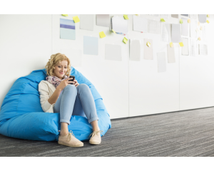 Pe canapea sau beanbag.