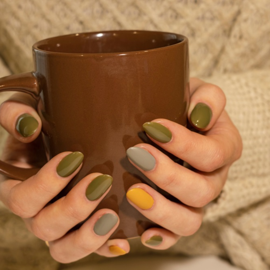 Verdele se numără printre culorile vedetă ale lui 2021 doar că, spre deosebire de sezonul de primăvară-vară, cel de toamnă va miza pe nuanțe de verde mult mai naturale, mai puțin electrizante, precum verdele pin, verdele salvie sau verdele busui