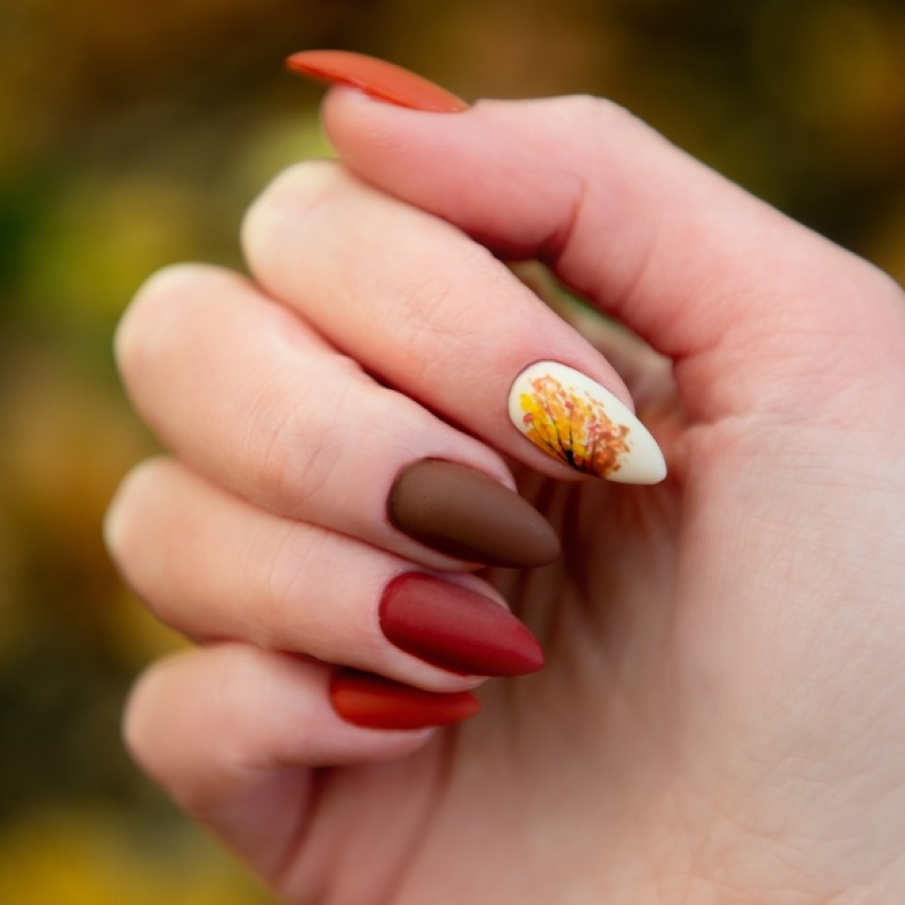 Tablou de toamnă pe unghii 