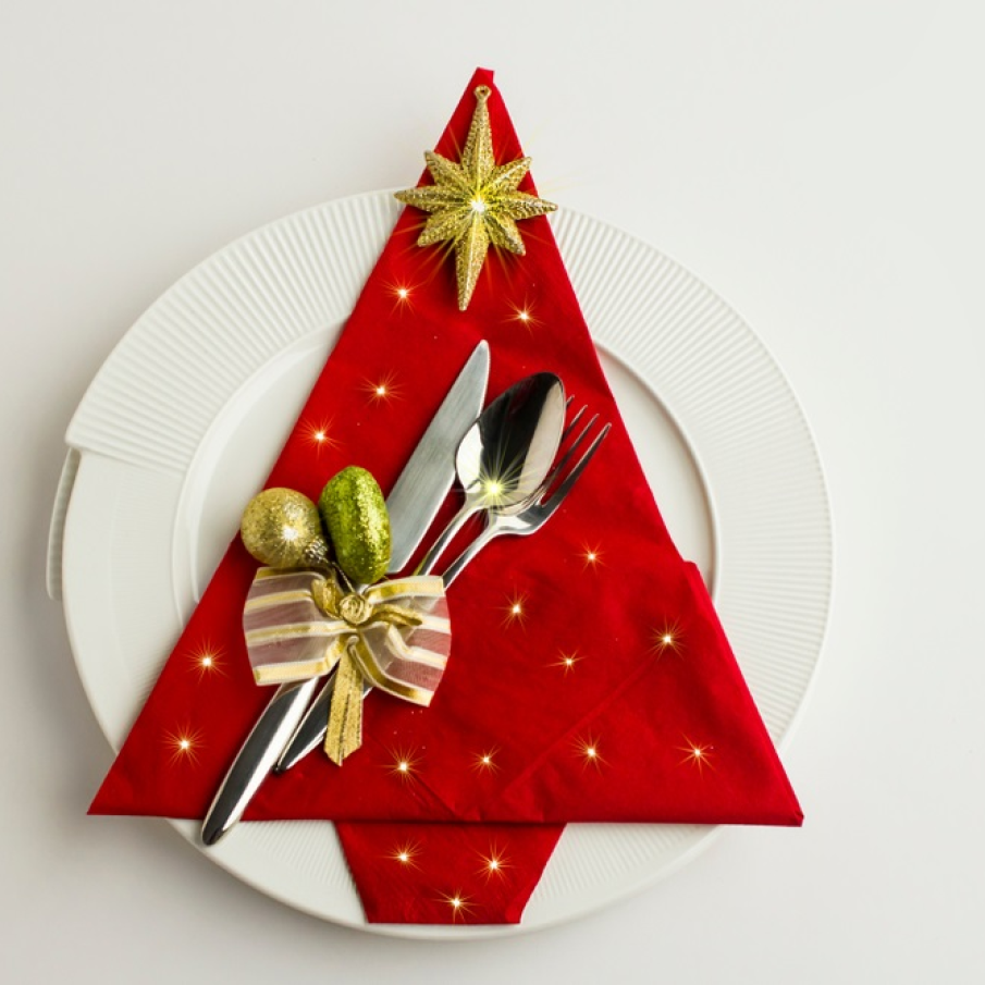 Șervețel fantezie împăturit în formă de pin 