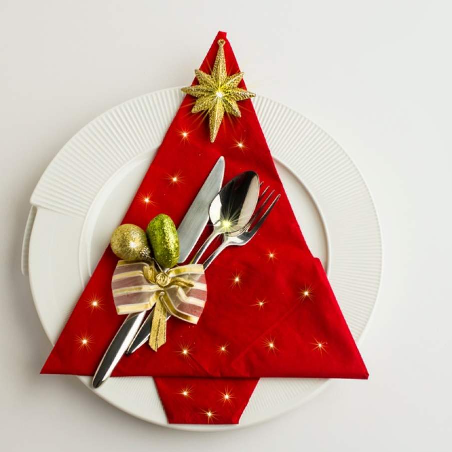 Șervețel fantezie împăturit în formă de pin 