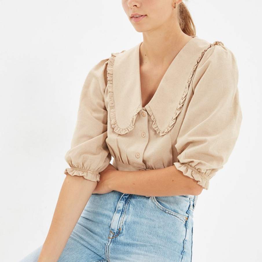 Cămașă crop bej, cu guler amplu și detalii structurate 