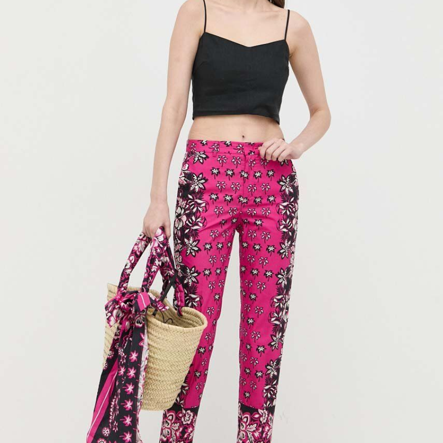 Pantaloni de 100% bumbac Red Valentino, tip tigaretă, într-o nuanță intensă de fucsia, cu un imprimeu floral statement 