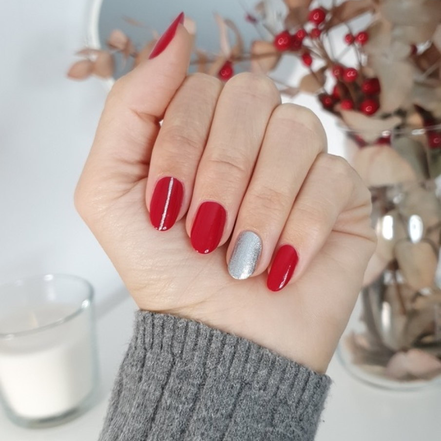 Rosu si auriu - iarasi o combinatie cromatica de incercat cel putin o data in viata si in manichiura cu ocazia Sarbatorilor de iarna