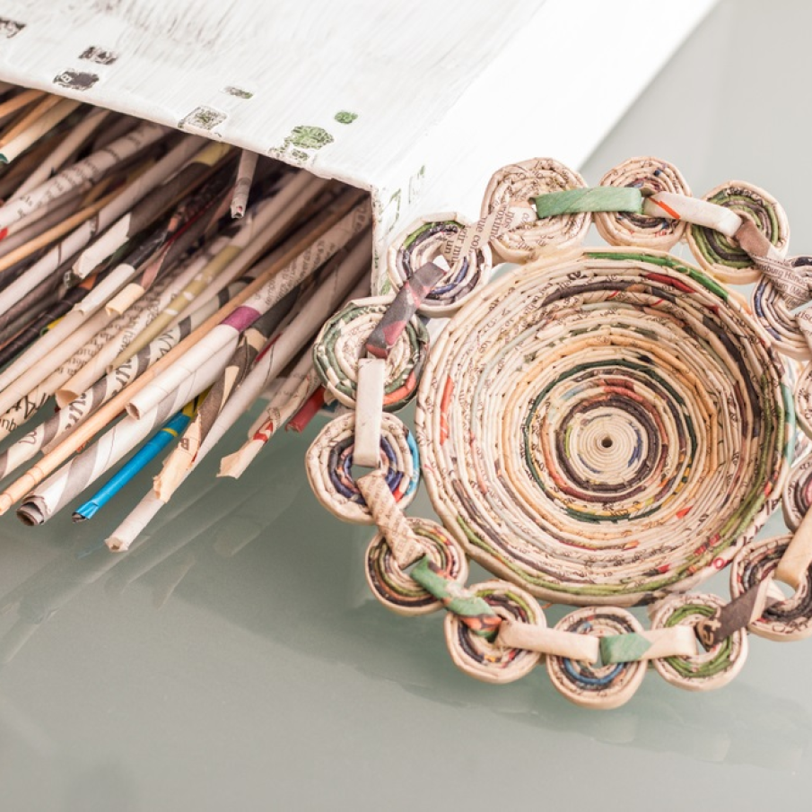 Farfurie decorativa din bucati de ziar facut rulouri 