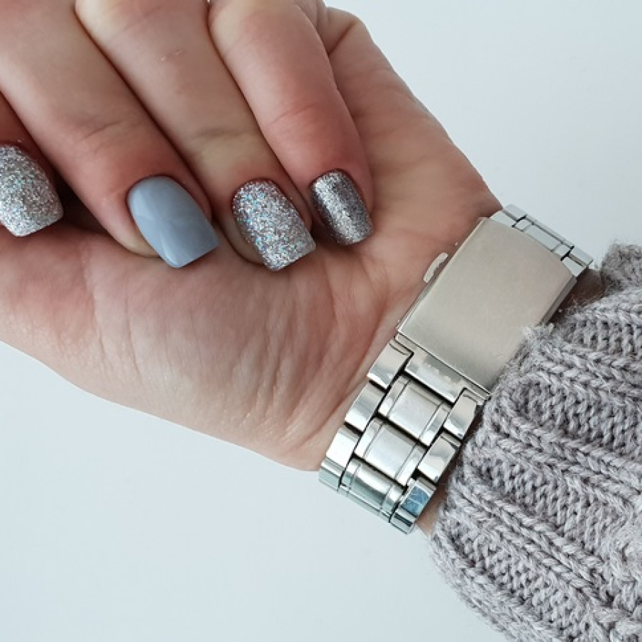 Tonuri de gri și accente de glitter 