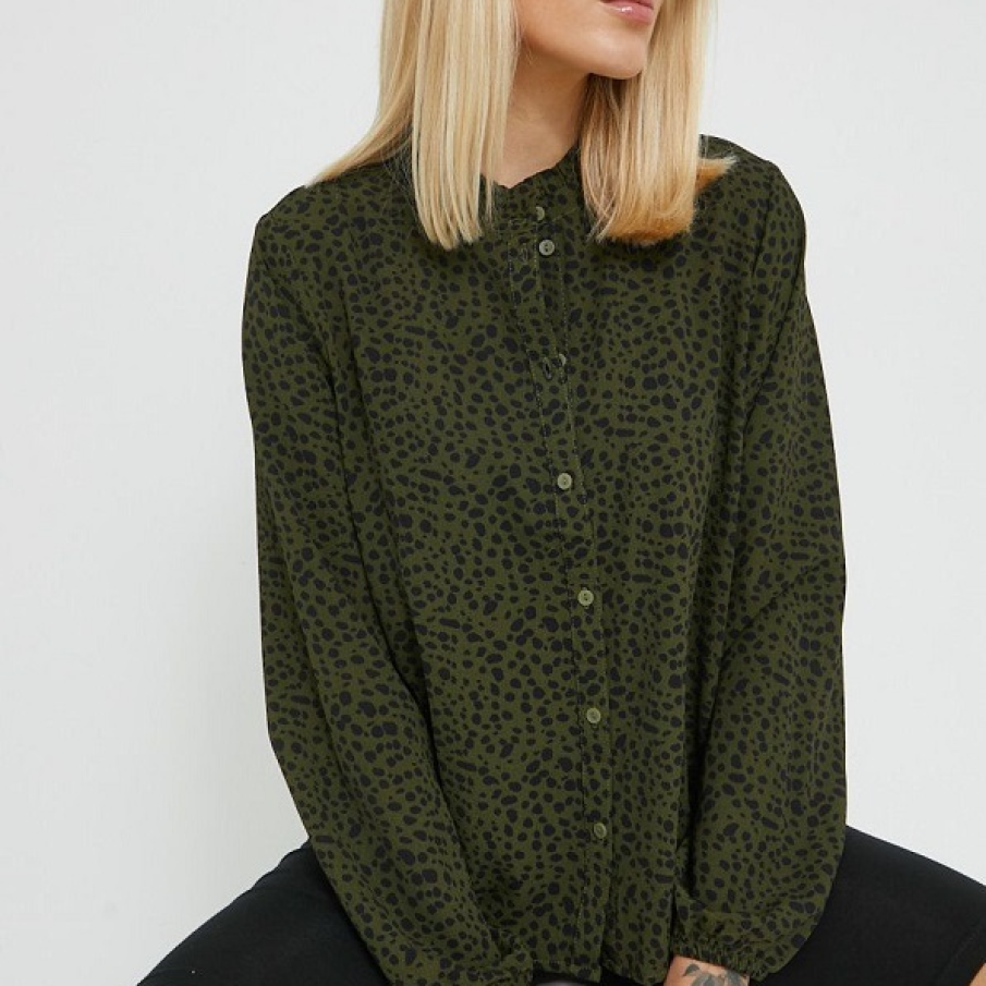 Cămașă verde militar cu imprimeu animal, făcând parte din colecția JDY. Este realizată parțial din poliester reciclat.