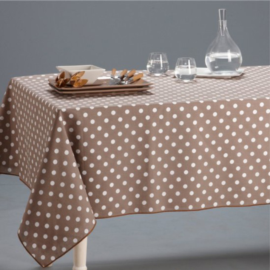 Fata de masa cu buline