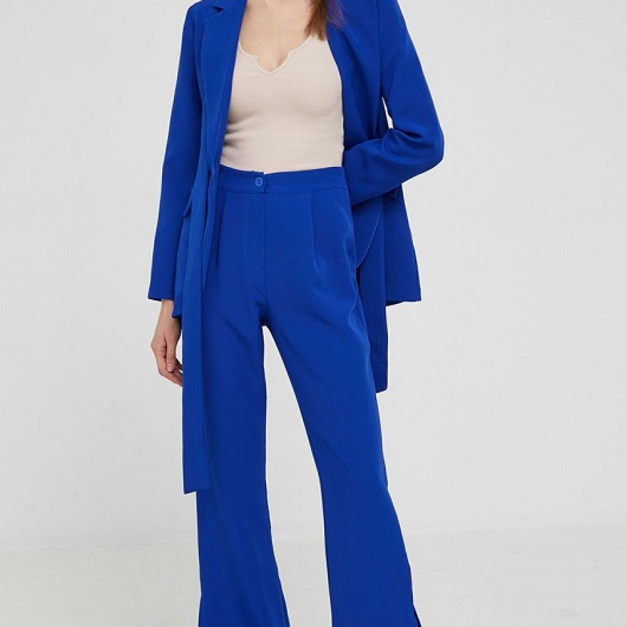 Costum albastru nobil format din sacou și pantaloni tip baggy elegant, cu șlițuri și talie înaltă 