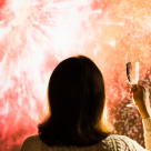 Ești singur acasă în noaptea dintre ani? Cum să ai un Revelion pe cinste fără să te simți trist sau copleșit de singurătate