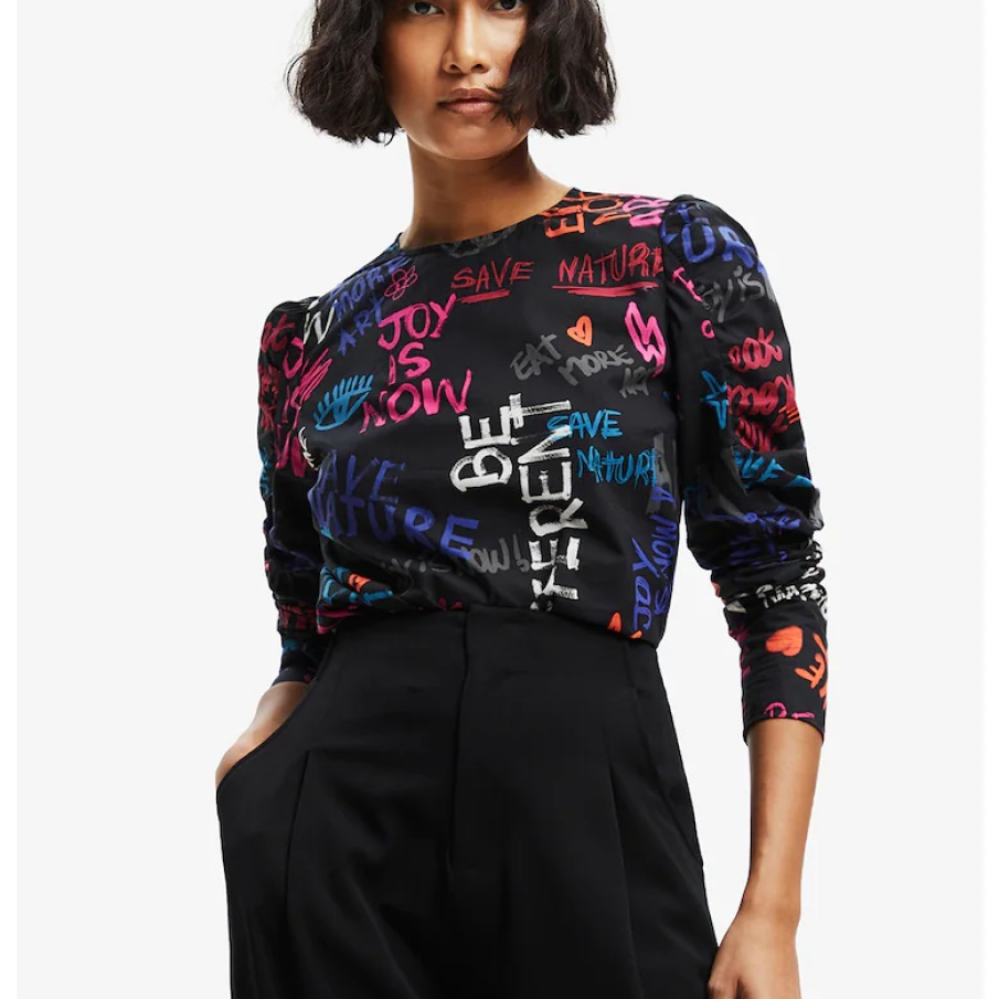 Bluza Desigual neagră, cu imprimeu grafic multicolor tip text 