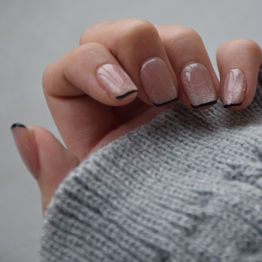 Modele de manichiură french cu accente luxoase și prețioase, în tendințe în 2025