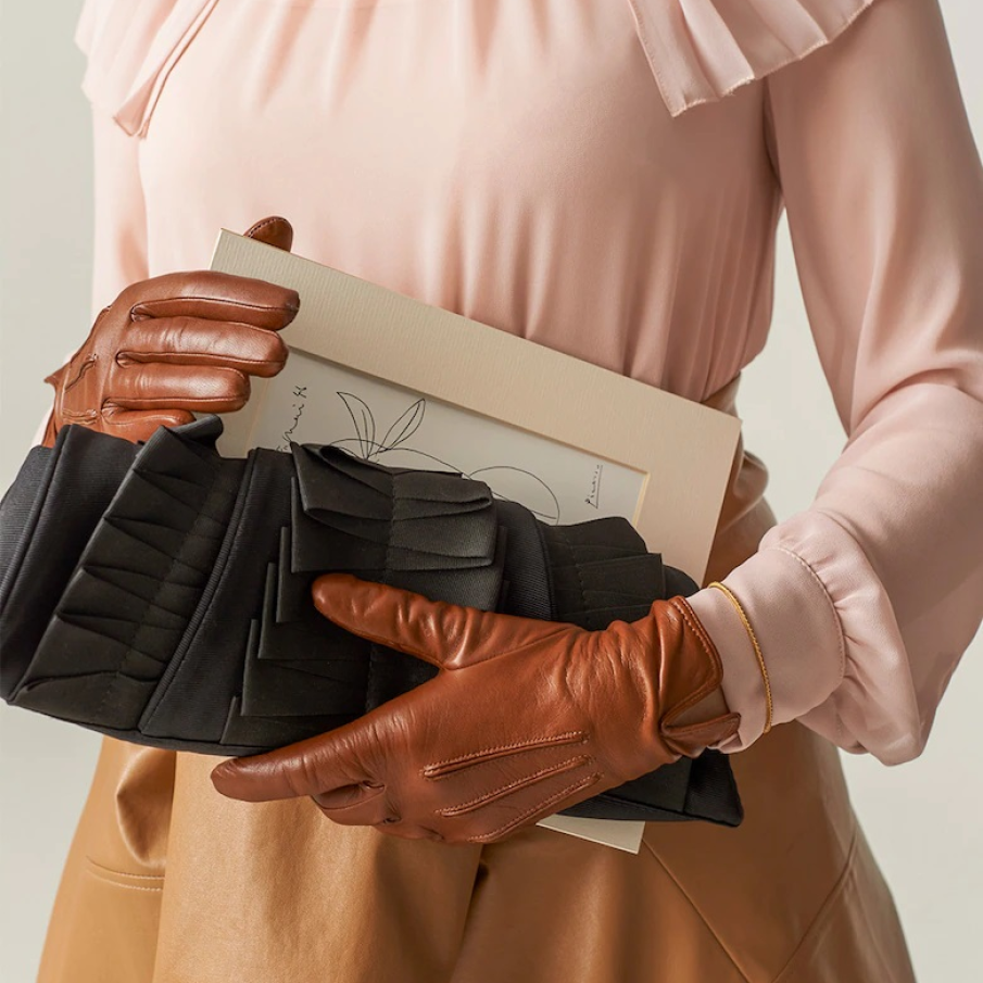 Mănuși elegante și deosebite în nuanță de maro caramel, matlasate, din piele naturală, cu deschizătură la baza încheieturii 