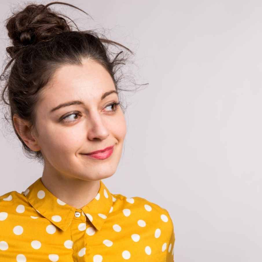 Dacă aveți părul des și bogat, împletiți-l și apoi urcați-l în creștetul capului, scoțând însă ușor câteva șuvițe pe ici pe colo (și din coc, și din restul părului)