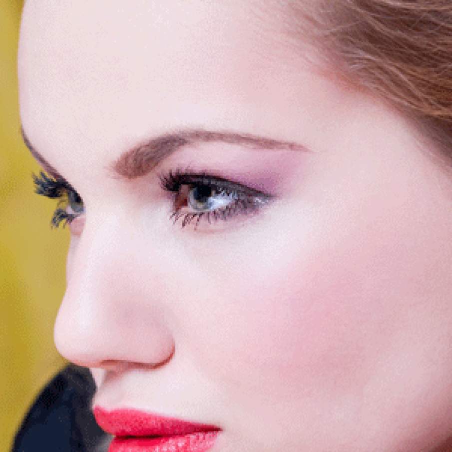 Ruj rosu intens, machiaj light