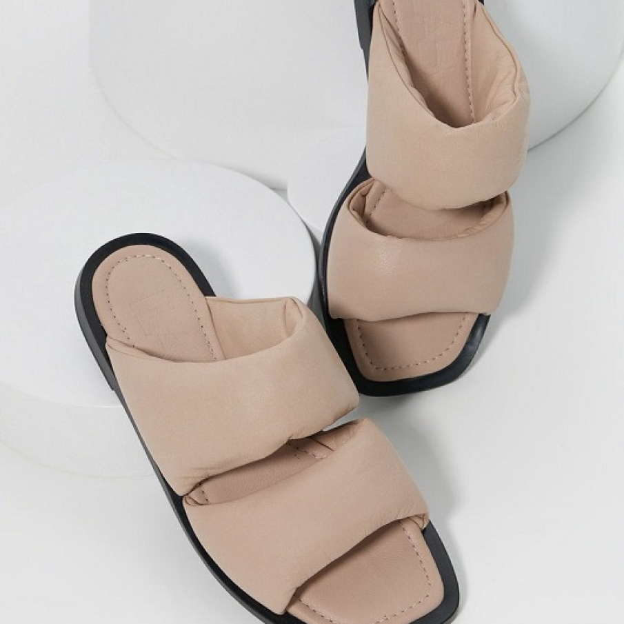 Papuci practici și confortabili, într-un stil casual sic, ce pot fi purtați la multe ținute de vară. 