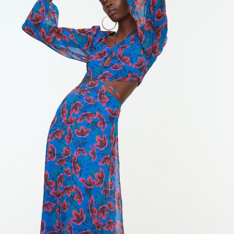 O superbă rochiță albastră Trendyol, cu motive florale roz și decupaje 