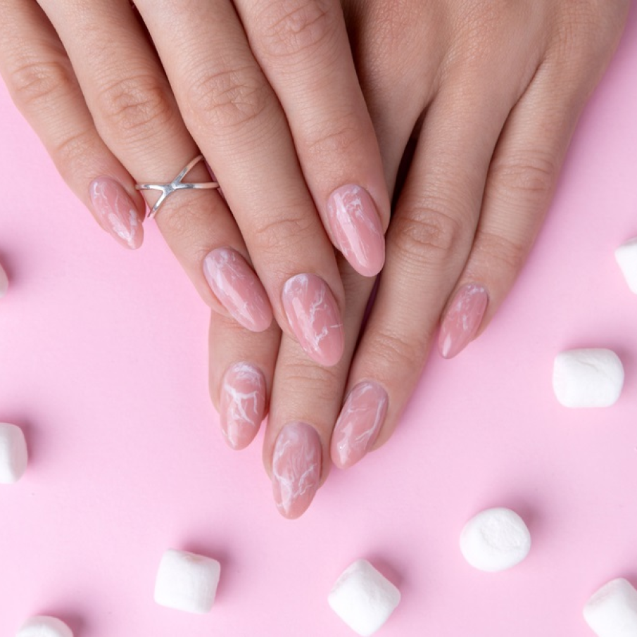 Rozul și albul din copaci se coboară și pe unghii 