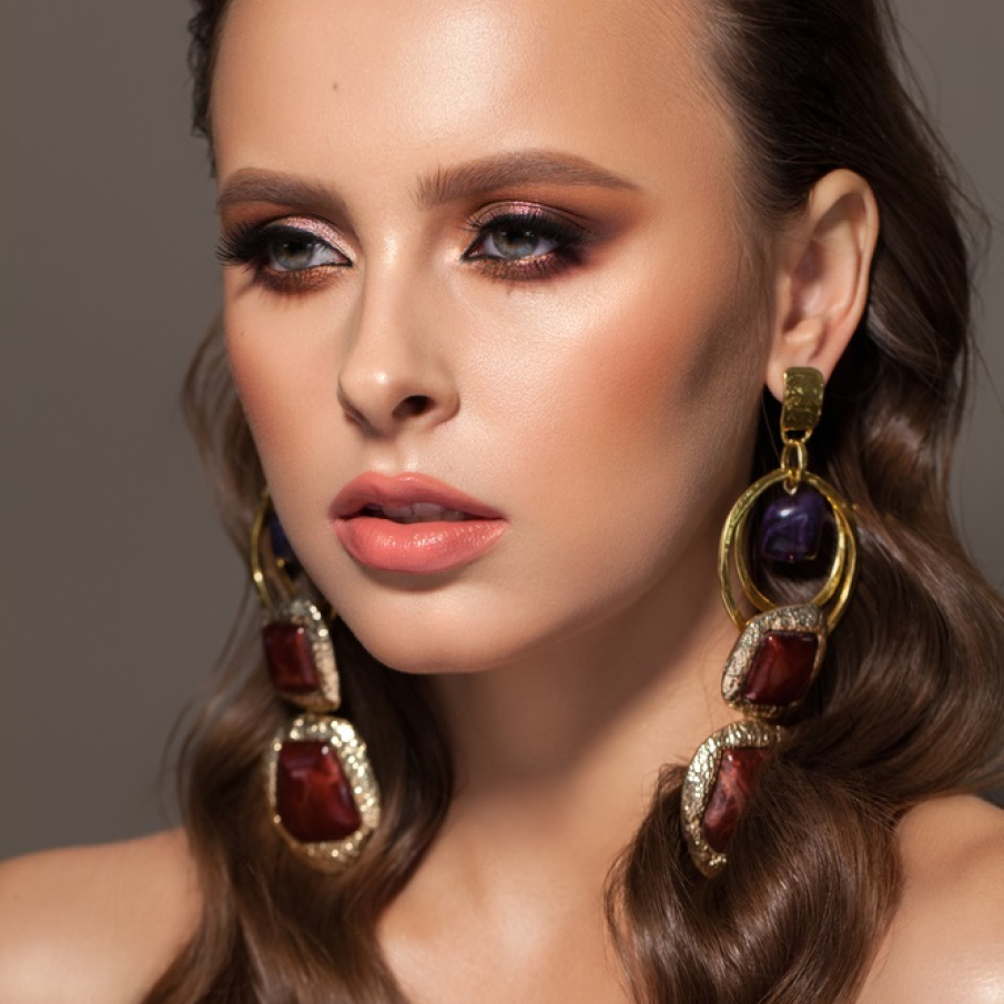 Fardurile în nuanțe dulci și soft de maro cald se pretează minunat ochilor albaștri 