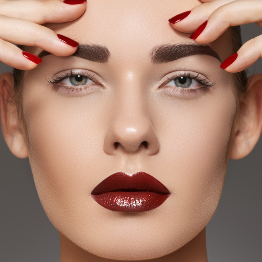 Machiaj nude pentru ochii verzi,  cu alb neutru pe pleoape și accent cromatic pus pe buze