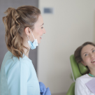 Zâmbetul e important în carieră. La ce trebuie să fii atent dacă îţi pui aparat dentar