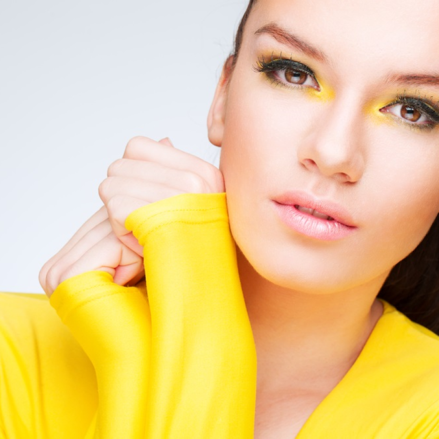 Machiaj de vara realizat cu fard galben și tuș negru, insistând cu fardul galben în colțurile inferioare ale ochiului