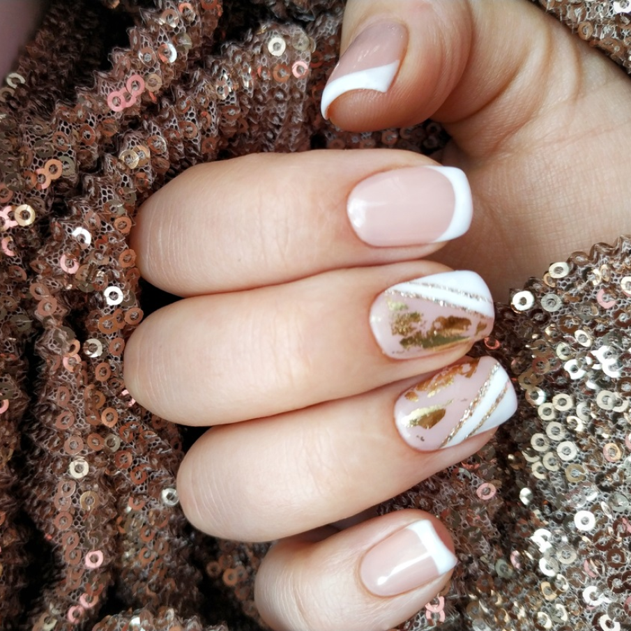 Manichiura de Craciun in stil frantuzesc cu accente metalice de auriu si argintiu