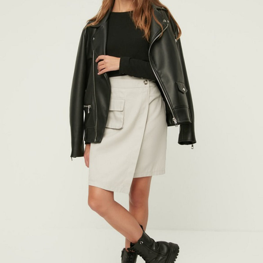 Fustă Trendyol de culoarea albului fildeș, decorată cu buzunare, și confecționată 100% din bumbac.  