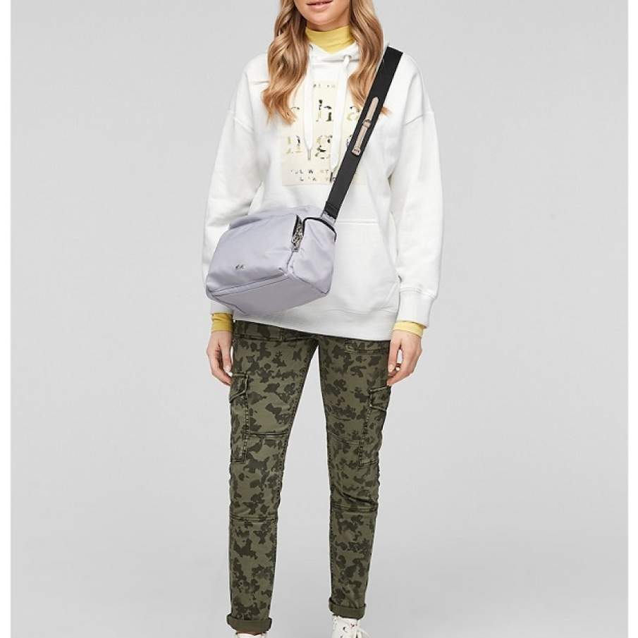 Hanorac alb s.Oliver cu mâneci căzute și buzunar kangaroo. Are și un interesant imprimeu grafic. 