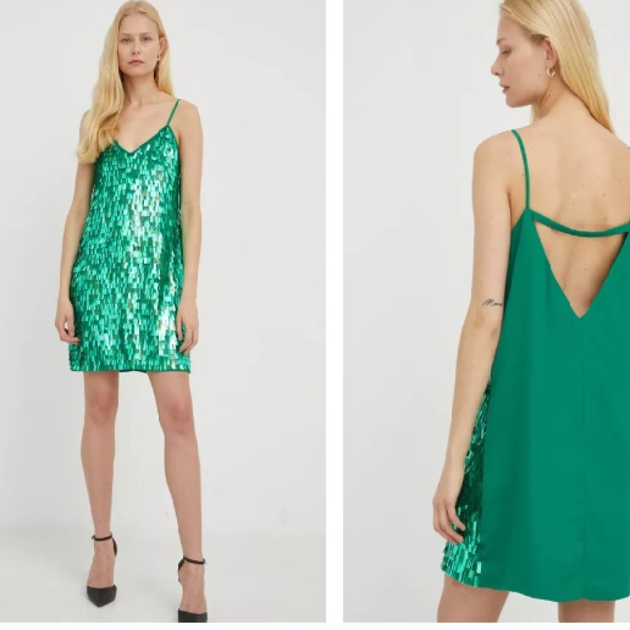 Rochie mini verde de la Pink, confecționată din două materiale diferite. Pe o parte este decorată cu paiete, pe spate materialul este simplu, cu un decolteu amplu și sexy 