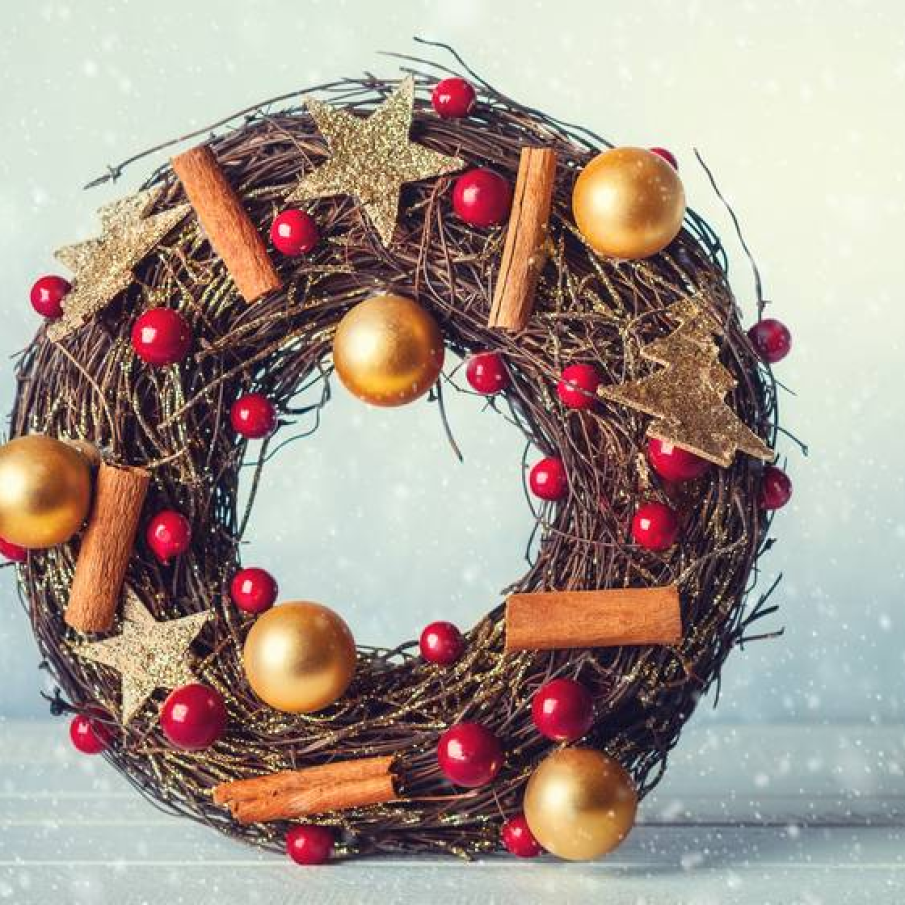 Coronita rustica cu decoratiuni de pom, merisoare si batoane de scortisoara