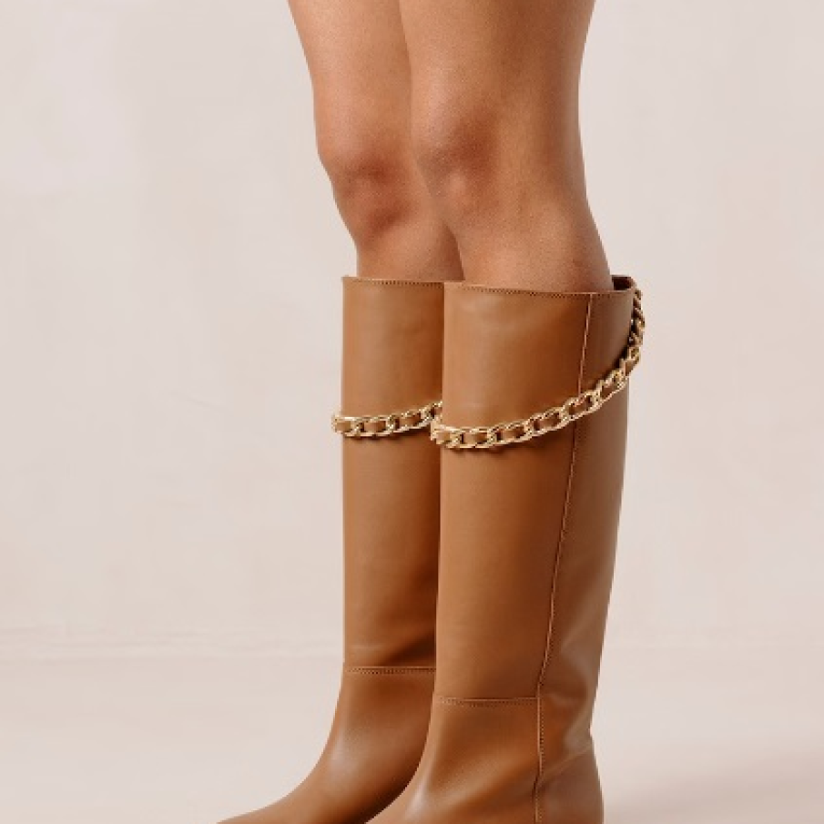 Cizme de piele joase și elegante by ALOHAS, în nuanță de maro camel, cu detaliu auriu din lanț care pleacă de la baza superioară
