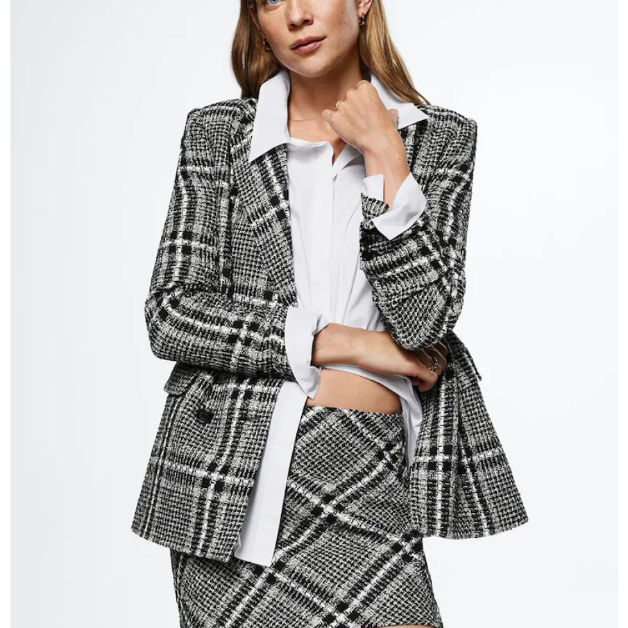 Fustă Mango din tuid, în carouri alb negru, ce ilustrează tendința fustelor micro care se poartă în 2022 