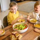Copiii știu ce înseamnă mâncare sănătoasă, dar educația alimentară trebuie dusă în fiecare zi