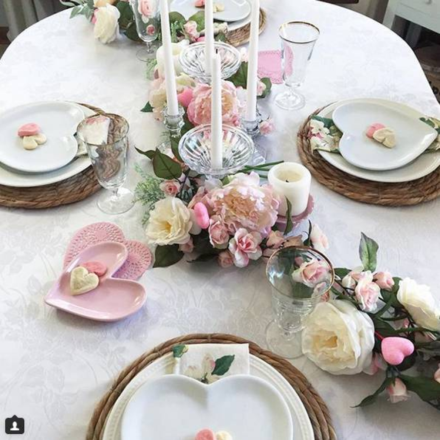 Suporturi de lumanari, aranjamente florale centrale si vesela alba